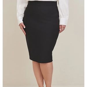 Torrid MIDI STUDIO LUXE PONTE PENCIL SKIRT. Size 4. Black. Torrid